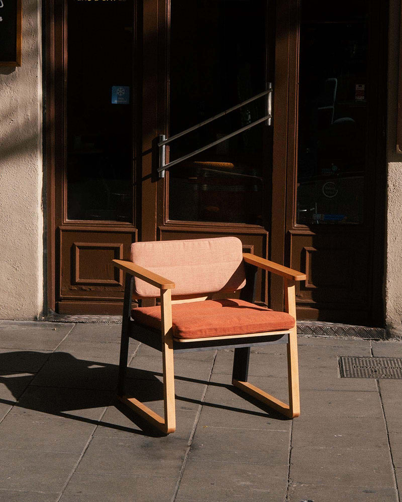 Suru, la nueva marca de mobiliario desde Barcelona: una butaca en color naranja