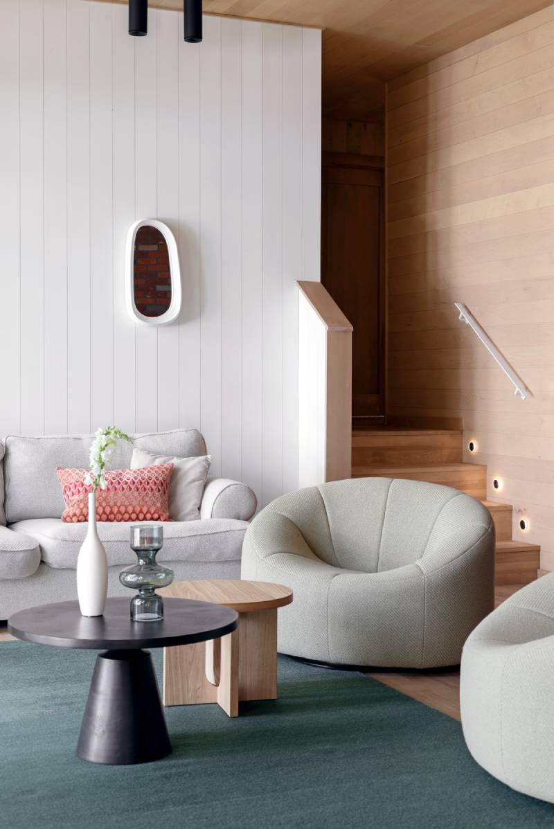 Imagine Mélodie Violet: Detalle de los sillones y sofá del salón, con dos mesas bajas