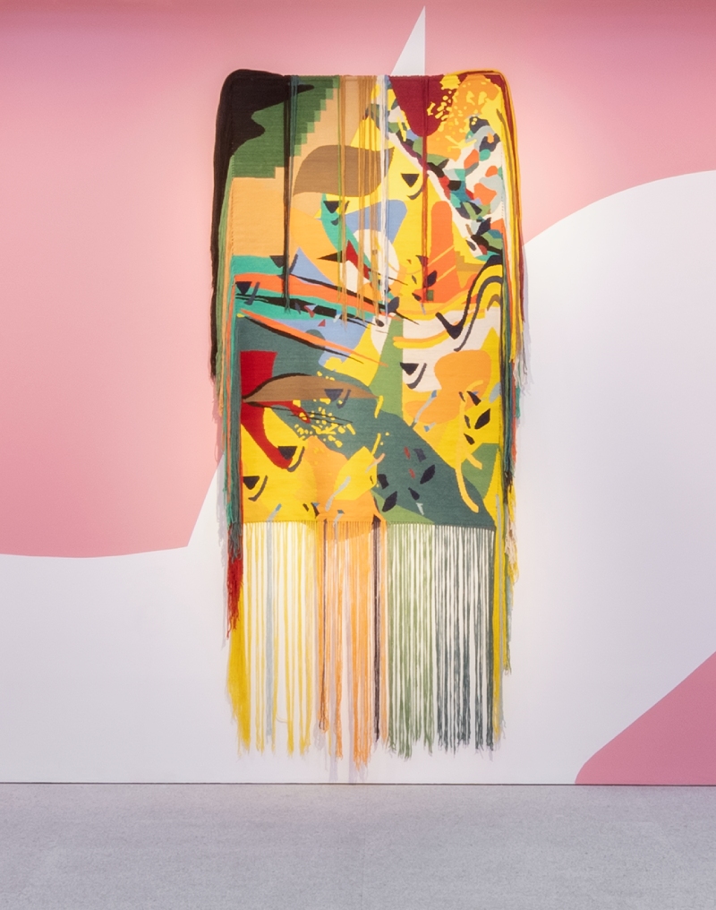 ARCO Madrid 2024. Imagen de tapiz étnico con muchos colores.