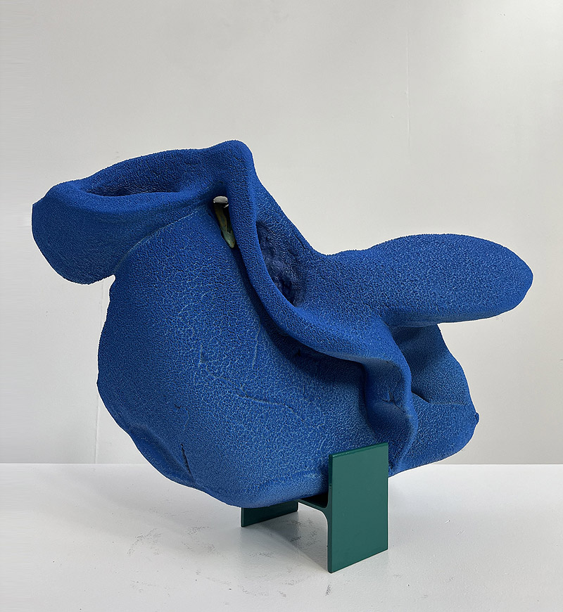 Adam Pendleton y Arlene Shechet - escultura abstracta de cerámica en color azul