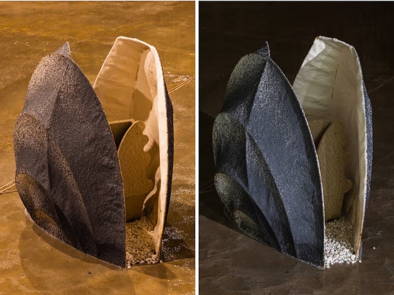 Carlos Monleón vista de la instalación de sus esculturas con forma de ostra