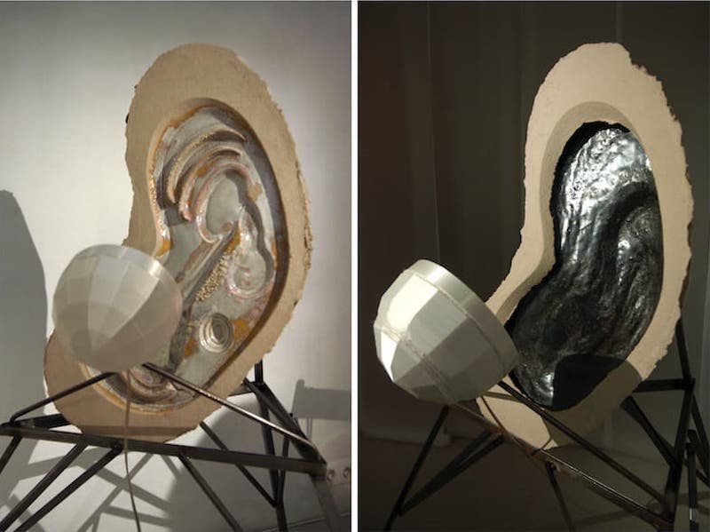 Carlos Monleón vista de la instalación de sus esculturas con forma de ostra