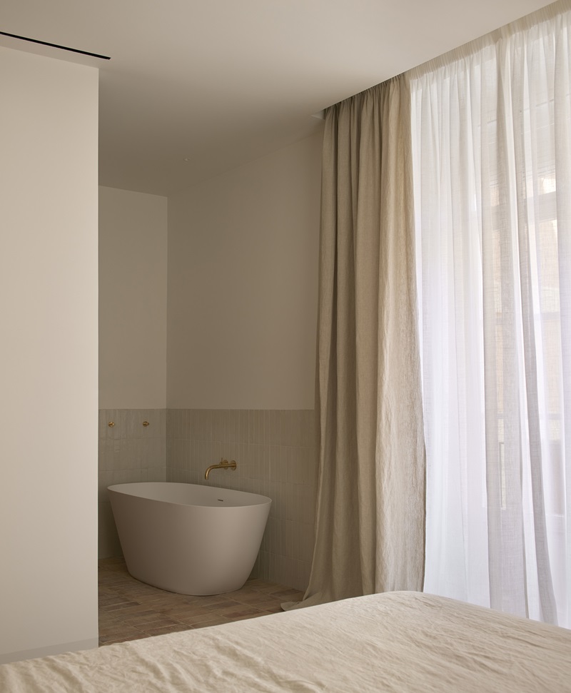 DG Arquitectos Gosende Navarro - Casa Gob - vista bañera desde el dormitorio