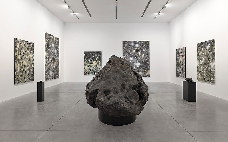 Damien Hirst. Imagen de la exposición con esculturas y cuadros del cosmos.