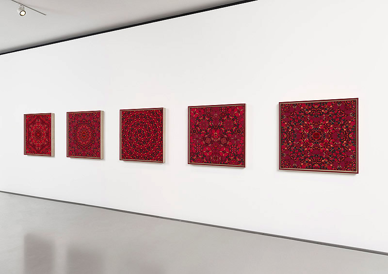 Damien Hirst. Imagen de la exposición con cuadros rojos.