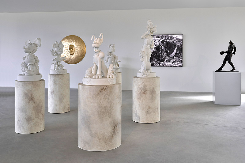 Damien Hirst. Imagen de la exposición con esculturas blancas sobre peanas.