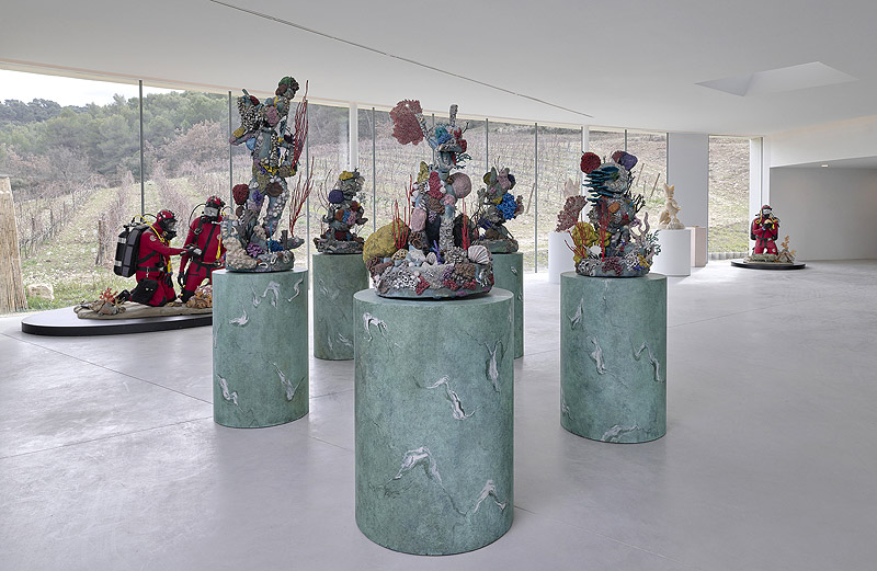 Damien Hirst. Imagen de instalación de esculturas de flora marina.