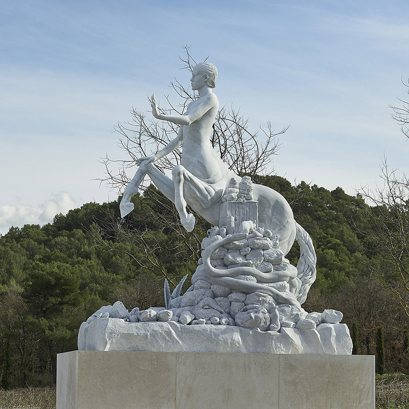 Damien Hirst. Imagen de la exposición con escultura blanca grande en exterior.