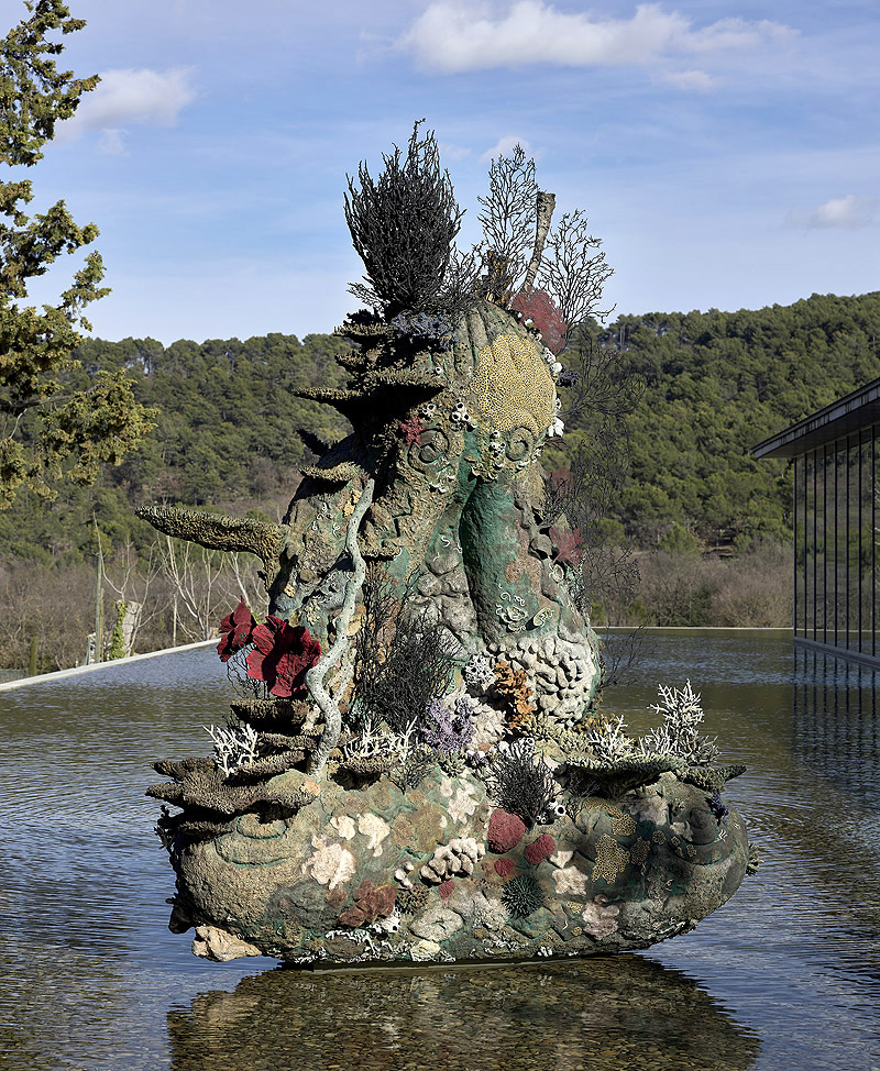 Damien Hirst. Imagen de la exposición con escultura de flora marina en exterior.