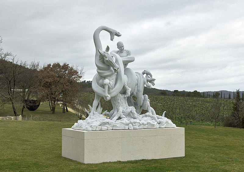 Damien Hirst. Imagen de la exposición con escultura blanca grande en exterior..