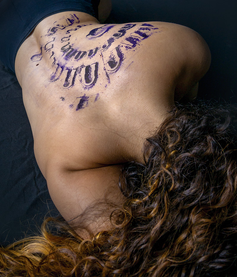 Estibaliz Sadaba - (Re)construcciones - imagen de espalda de mujer con un edificio antiguo tatuado