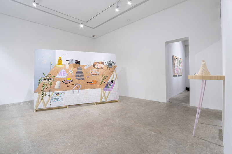 Find an offline shelter - imagen de galería de arte con cuadros y esculturas