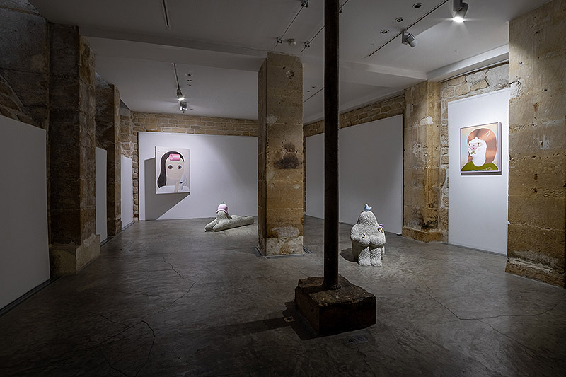 Find an offline shelter - imagen de galería de arte con cuadros y esculturas