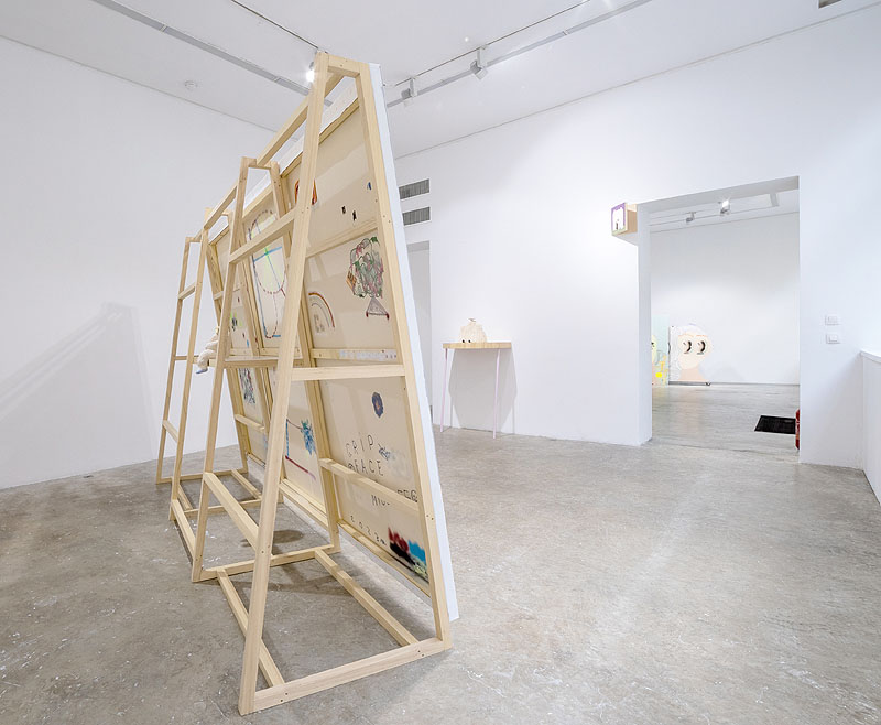 Find an offline shelter - imagen de galería de arte con cuadros y esculturas