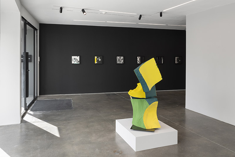 Adam Pendleton y Arlene Shechet, imagen de exposición de escultura con mucho color y pintura abstracta en una galería de arte