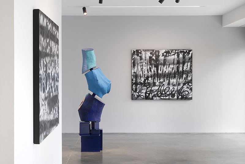 Adam Pendleton y Arlene Shechet, imagen de exposición de escultura con mucho color y pintura abstracta en una galería de arte