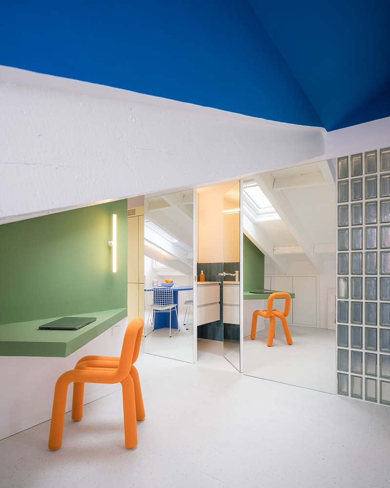 Gon architects - casa flix: cabina aseo con espejos puerta abierta