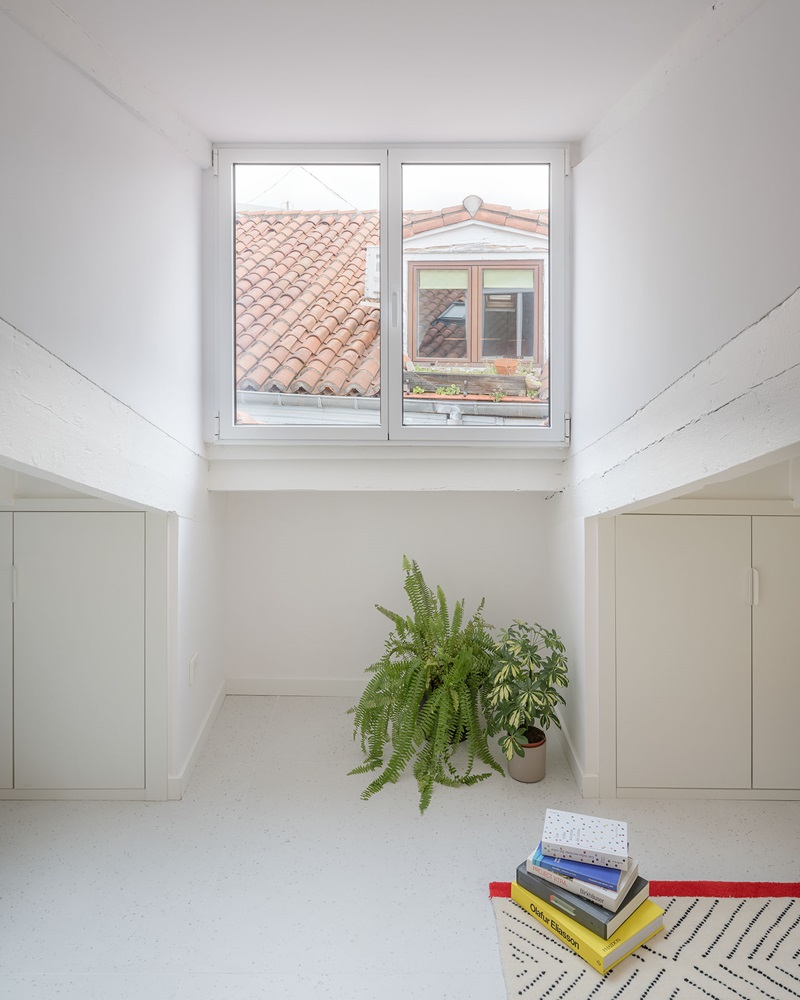 Gon architects - casa flix: ventana tejado
