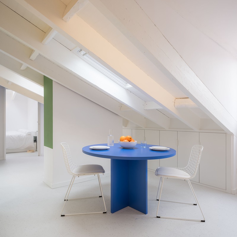 Gon architects - casa flix: comedor con mesa azul