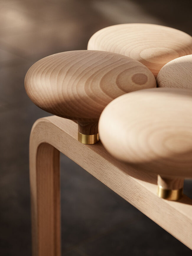 Jorn Utzon - Stool: detalle de esferas de madera del taburete