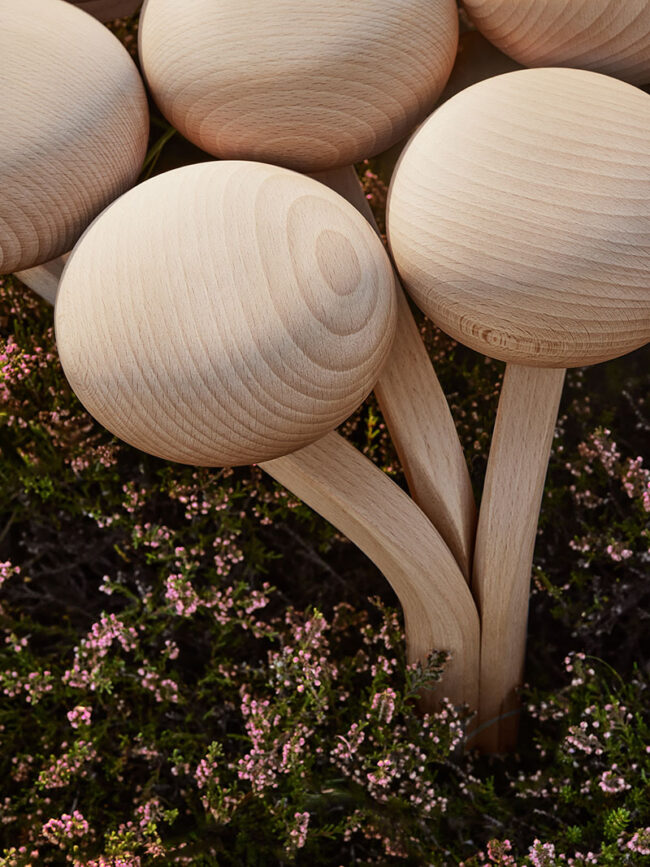 Jorn Utzon - Stool: fondo naturaleza con detalle de esferas del taburete