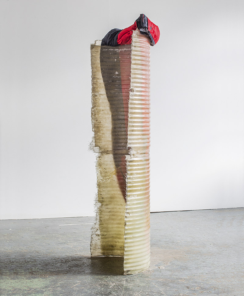 June Crespo. Imagen de la instalación con un tubo de plástico con telas en el interior.