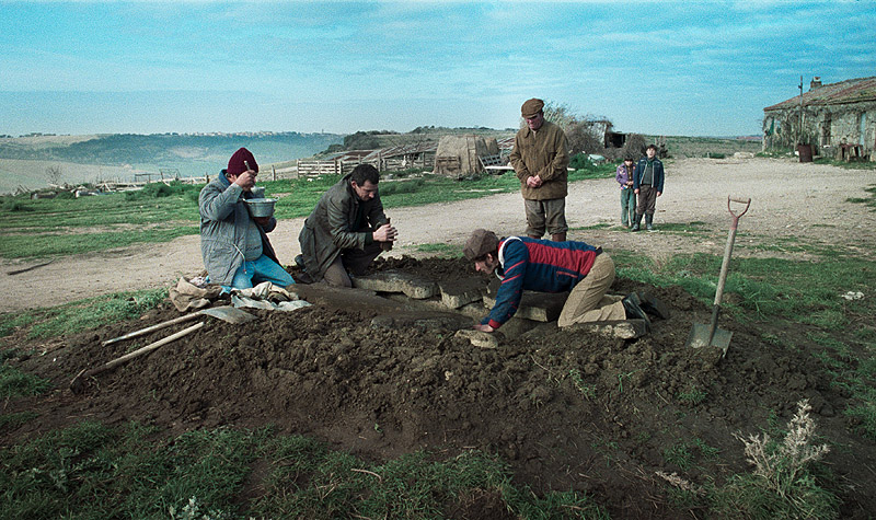 La Chimera - imagen de grupo de personas haciendo un hoyo
