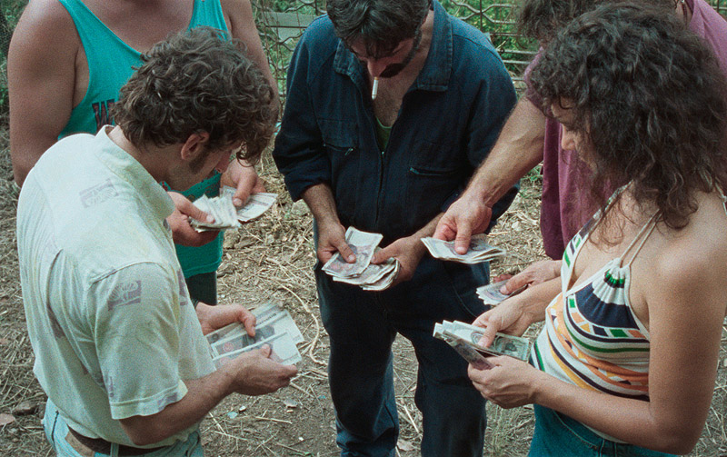 La Chimera - imagen del grupo de personas contando dinero