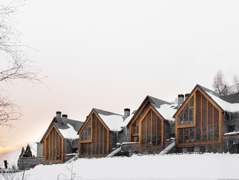 Mano Arquitectura - Pleta Arriu: complejo residencial en paisaje nevado