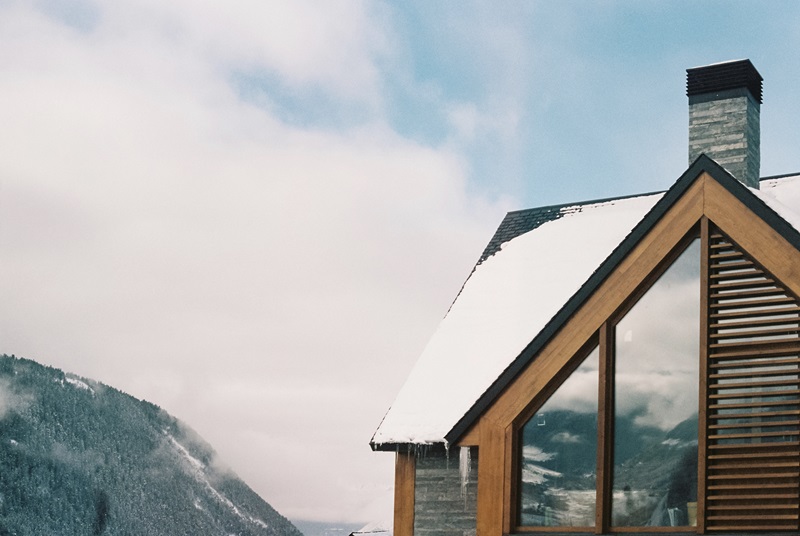 Mano Arquitectura - Pleta Arriu: tejado inclinado vivienda y paisaje nevado