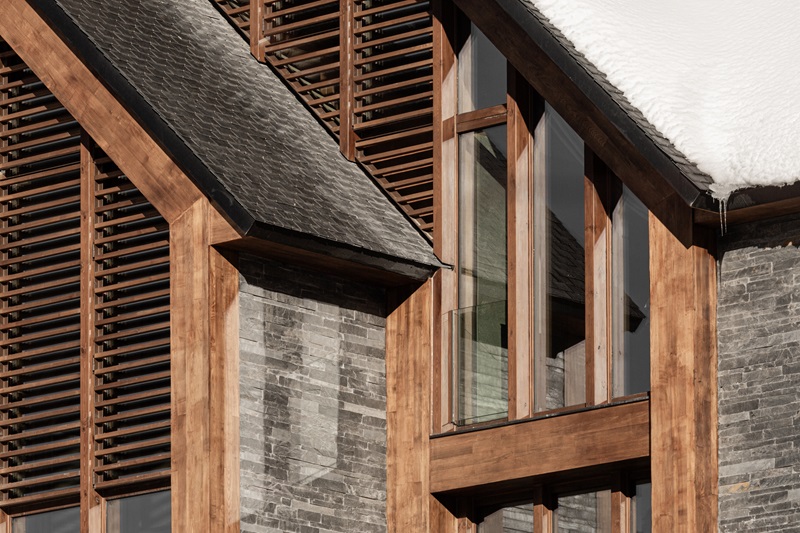 Mano Arquitectura - Pleta Arriu: detalle fachada madera con tejado inclinado