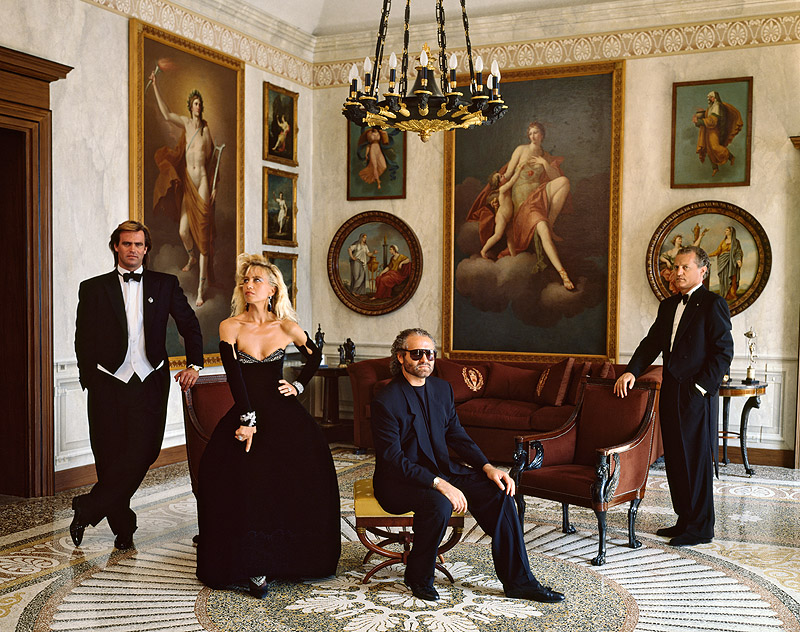 Moritz Feed Dog. Imagen de Versace y familia en el salon de una casa.