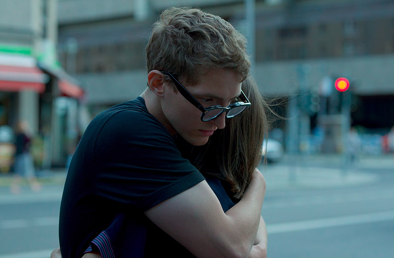 musica - imagen de una pareja que se abraza en la calle