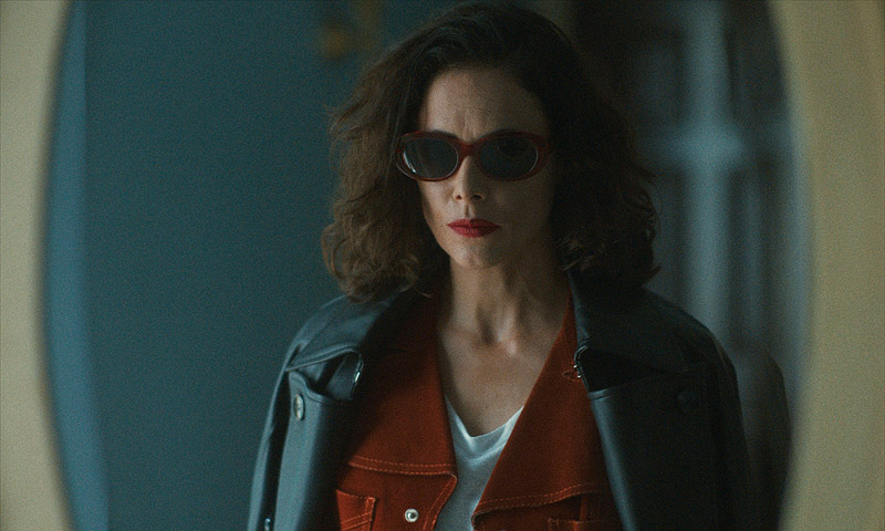 Nina, fotograma de la película, se ve a una mujer con chaqueta de cuero y gafas de sol