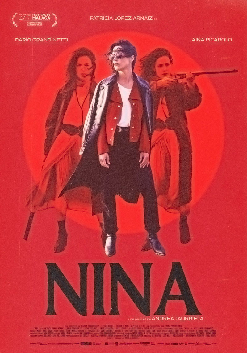 Nina, poster de la película en tonos rojos, se ve a la protagonista con una escopeta