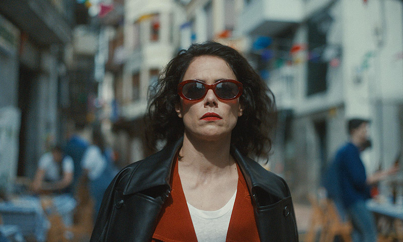 Nina, fotograma de la película, se ve a una mujer caminando por una ciudad