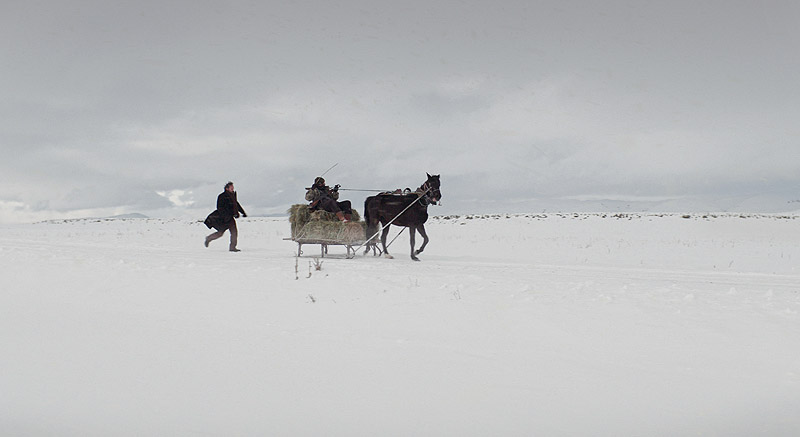 Sobre la hierba seca - fotograma de la película se ve a un trineo tirado por un caballo en un paisaje helado