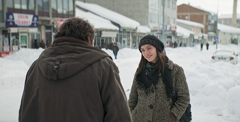 Sobre la hierba seca - fotograma de la película se ve a un hombre y a una mujer hablando en un paisaje helado