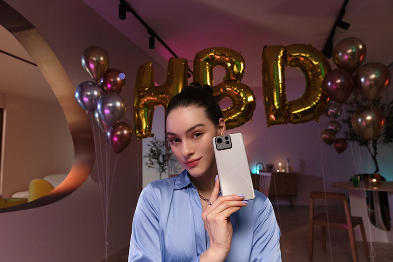 Asus Zenfone 11 Ultra con Inteligencia Artificial: una chica con el terminal en la mano en una fiesta de cumpleaños
