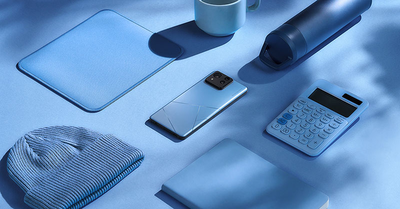 Asus Zenfone 11 Ultra con Inteligencia Artificial: un bodegón con el terminal en color azul