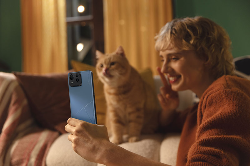 Asus Zenfone 11 Ultra con Inteligencia Artificial: una chica con el terminal en la mano junto a un gato