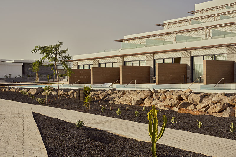 Barceló Playa Blanca: Detalle del edificio con su jardín delantero, con cactus y tierra negra