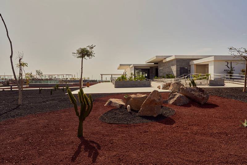 Barceló Playa Blanca: Detalle del hotel con el jardín que le rodea, de tierra roja, piedras y vegetación típica