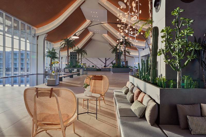 Barceló Playa Blanca: Uno de los amplios espacios del hotel de Lanzarote, con sillas, sillones y una ventana amplia