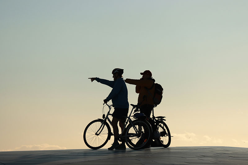 Benidorm ruta gastronómica, bicicleta y arquitectura: dos ciclistas encima de una ladera