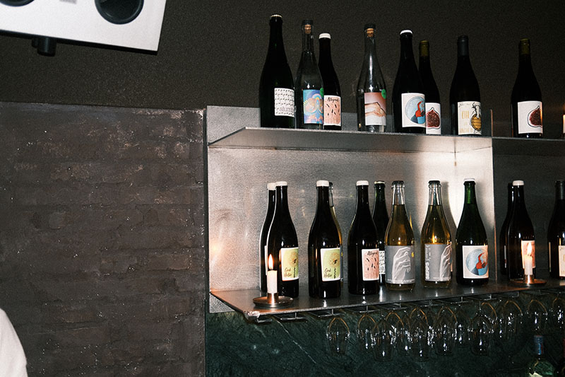 Casa Neutrale Wine Bar: estantería con vinos naturales