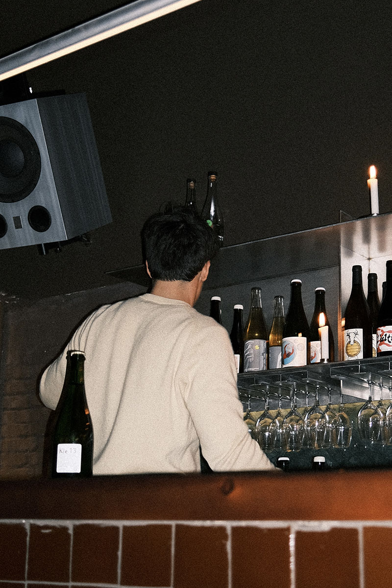 Casa Neutrale Wine Bar: camarero ordenando la estantería de vinos naturales