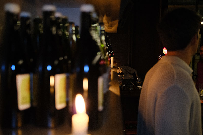 Casa Neutrale Wine Bar: ambiente oscuro del espacio iluminado con velas