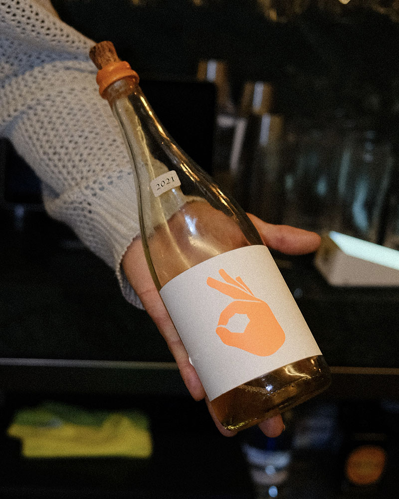 Casa Neutrale Wine Bar: el camarero muestra una botella de vino natural