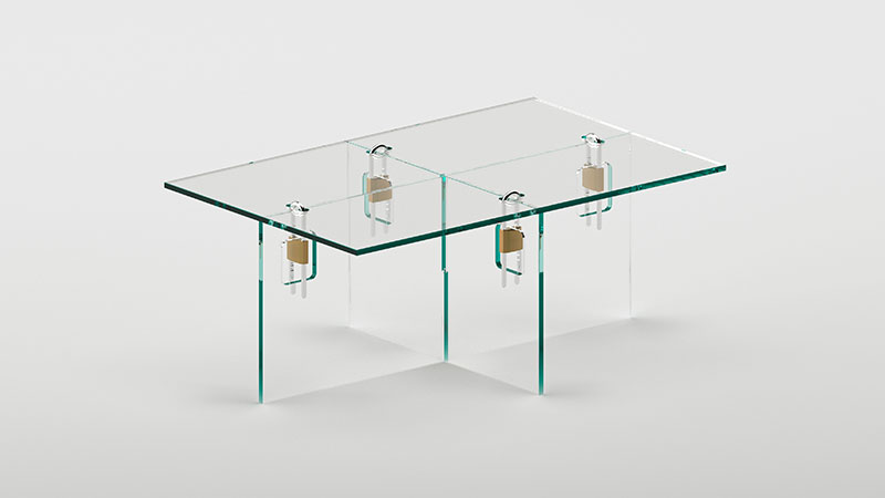 Estudio diseño Cuatro Cuatros: una mesa de vidrio unida con candados